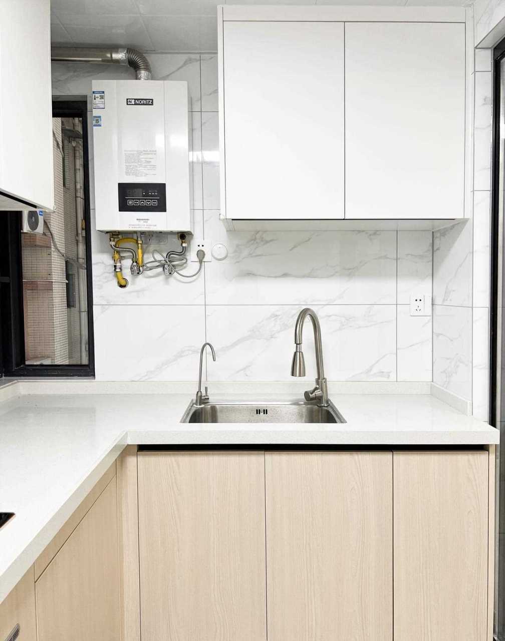 厨房空间里,所有的橱柜门均做了无门拉手的设计,柜门之间留出2cm左右