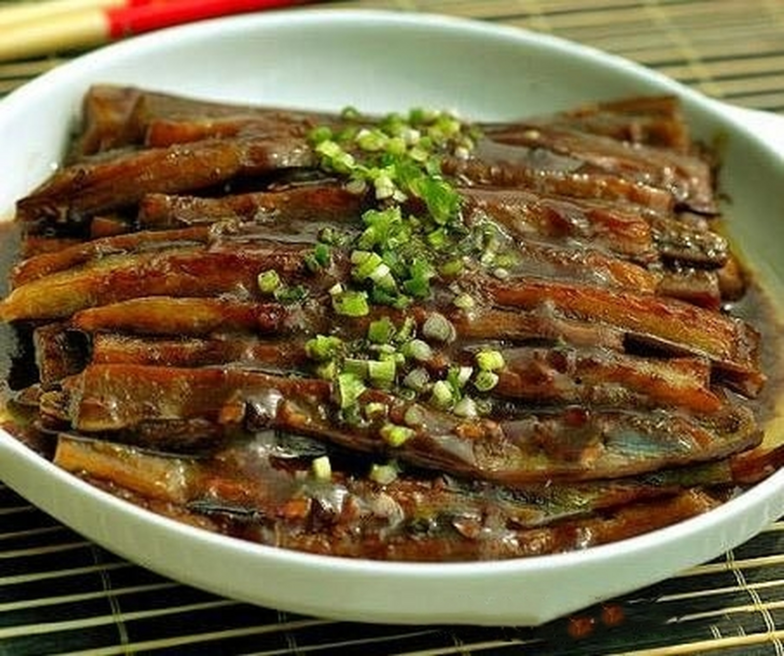 少油版的酱烧茄条,健康又好吃~ 食材: 茄子 配料: 姜末,葱末,蒜末