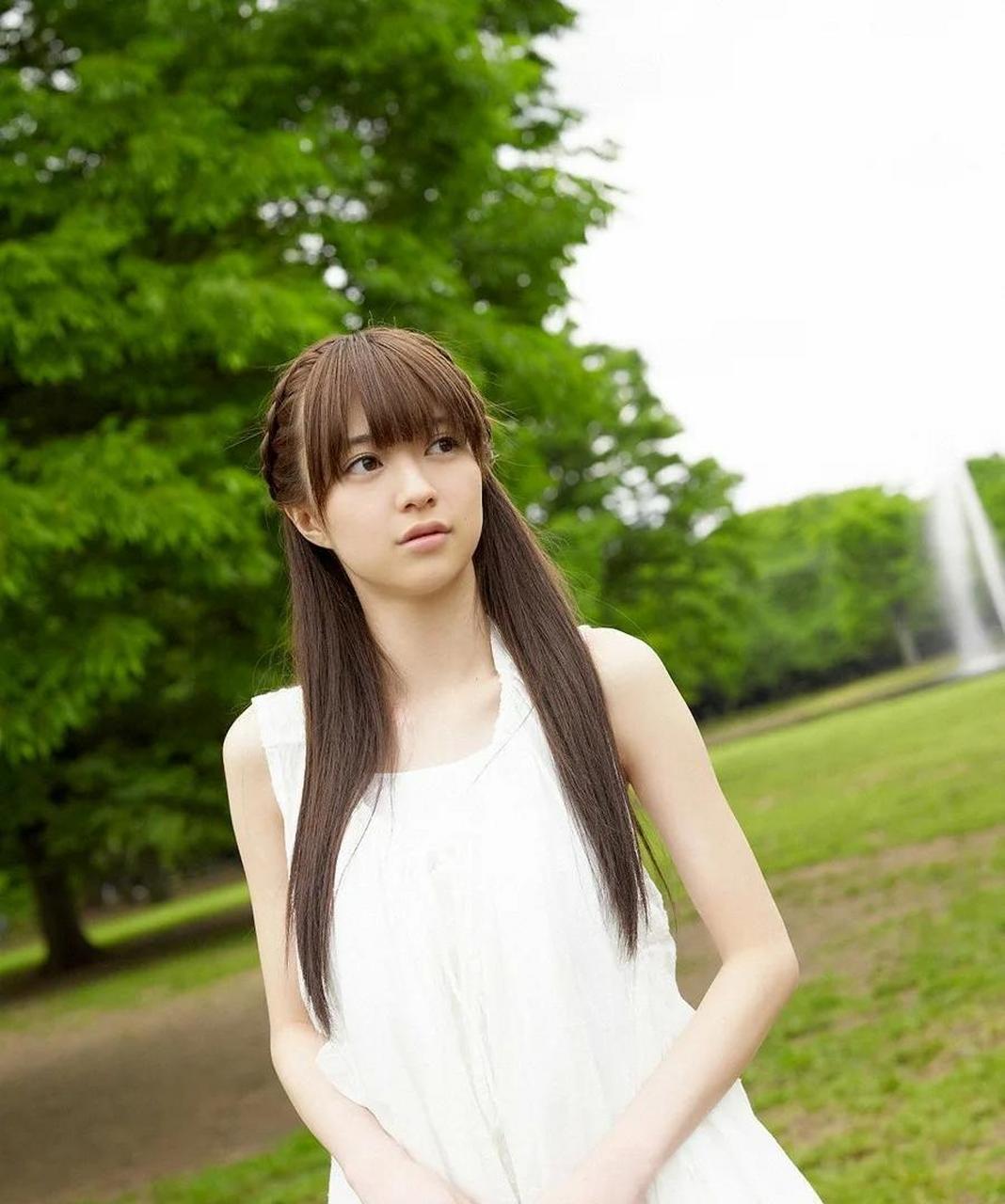 青春靓丽的女孩,清新风格户外摄影~ #娱乐最前沿