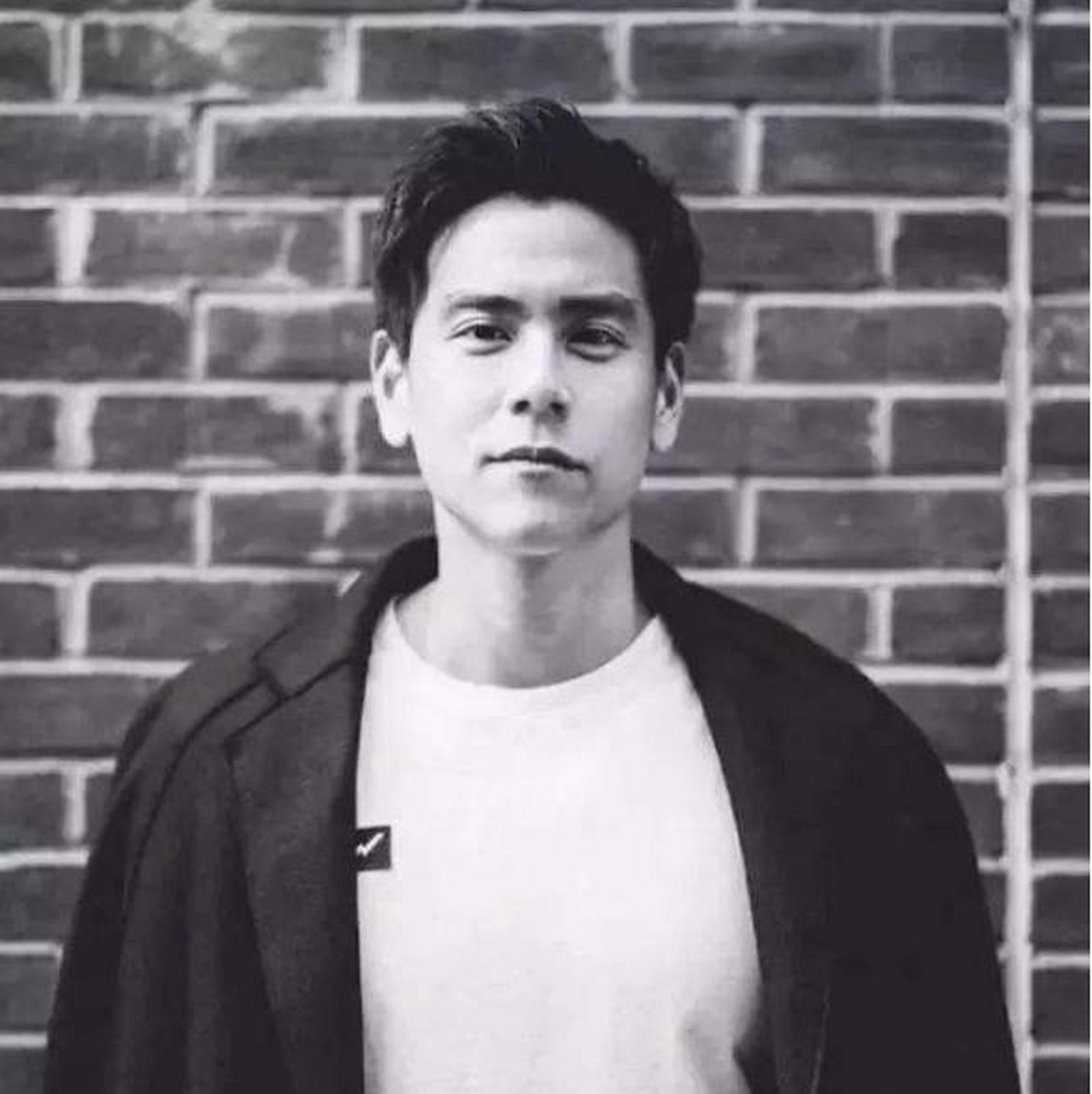 彭于晏热爱与健身,彭于晏帅气的八块腹肌加人鱼线的照片大家估计都