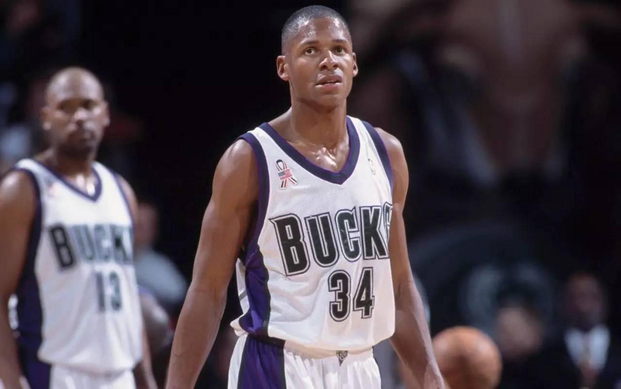 雄鹿的"三个火枪手"三大成员分别是"大狗"格伦-罗宾逊  "君子雷"