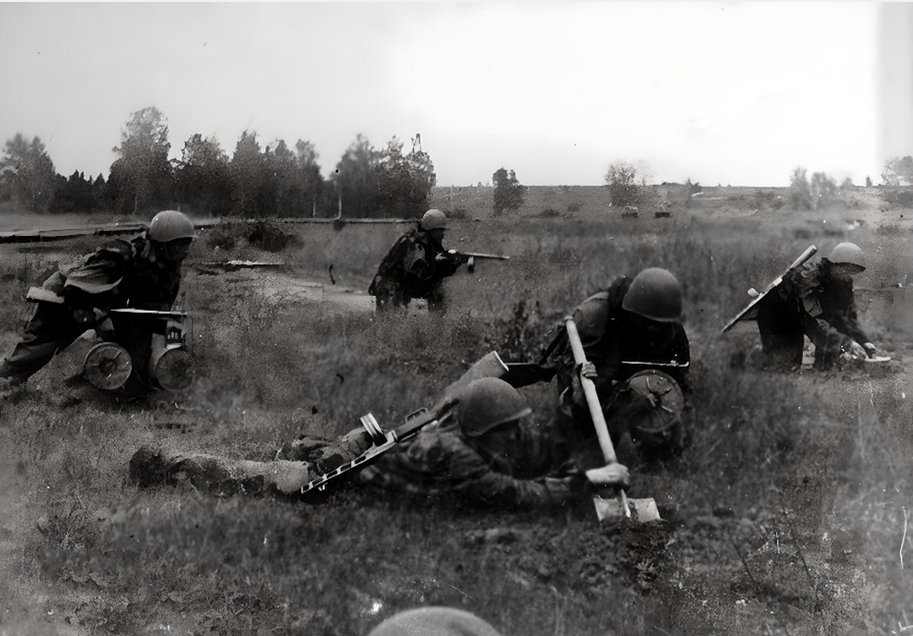 东线战场,苏军战斗工兵正在埋设地雷,有人持枪实施警戒,这是在有敌情