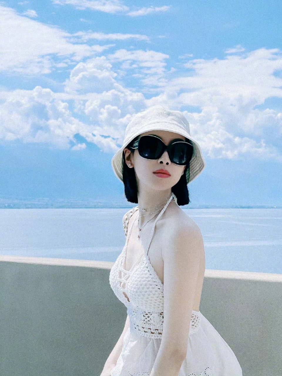 宋茜美照,白色渔夫帽 挂脖露背装,清爽靓丽,美女背部线条好绝