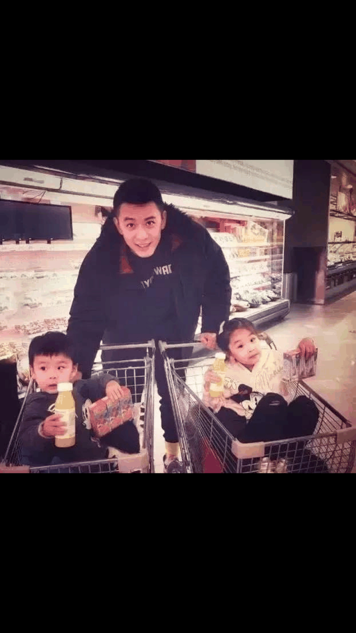 gif创作人# 辽宁篮球主教练杨鸣罕见晒全家福,一家四口其乐融融好