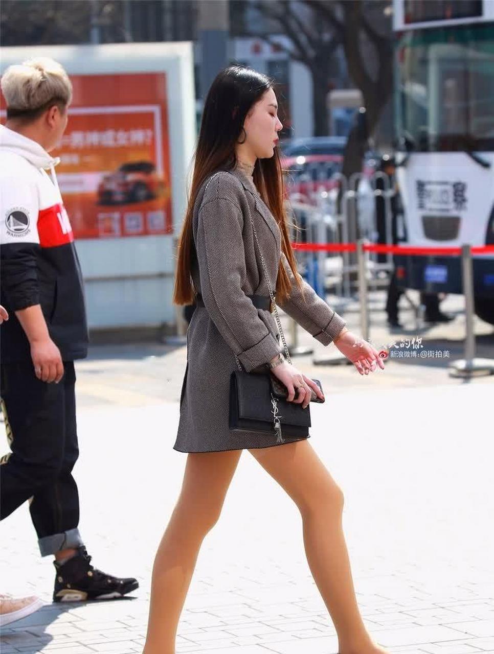 东莞街拍看到图1的背影就想入非非弯腰的动作简直就不能做