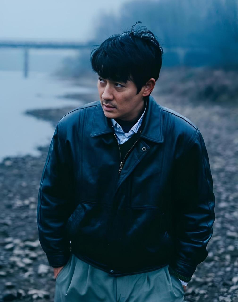 身着黑色皮衣的朱一龙,很壮!硬汉子