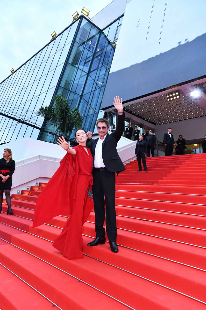 巩俐携手老公让·米歇尔·雅尔,一同亮相《夺宝奇兵5》首映,很少穿