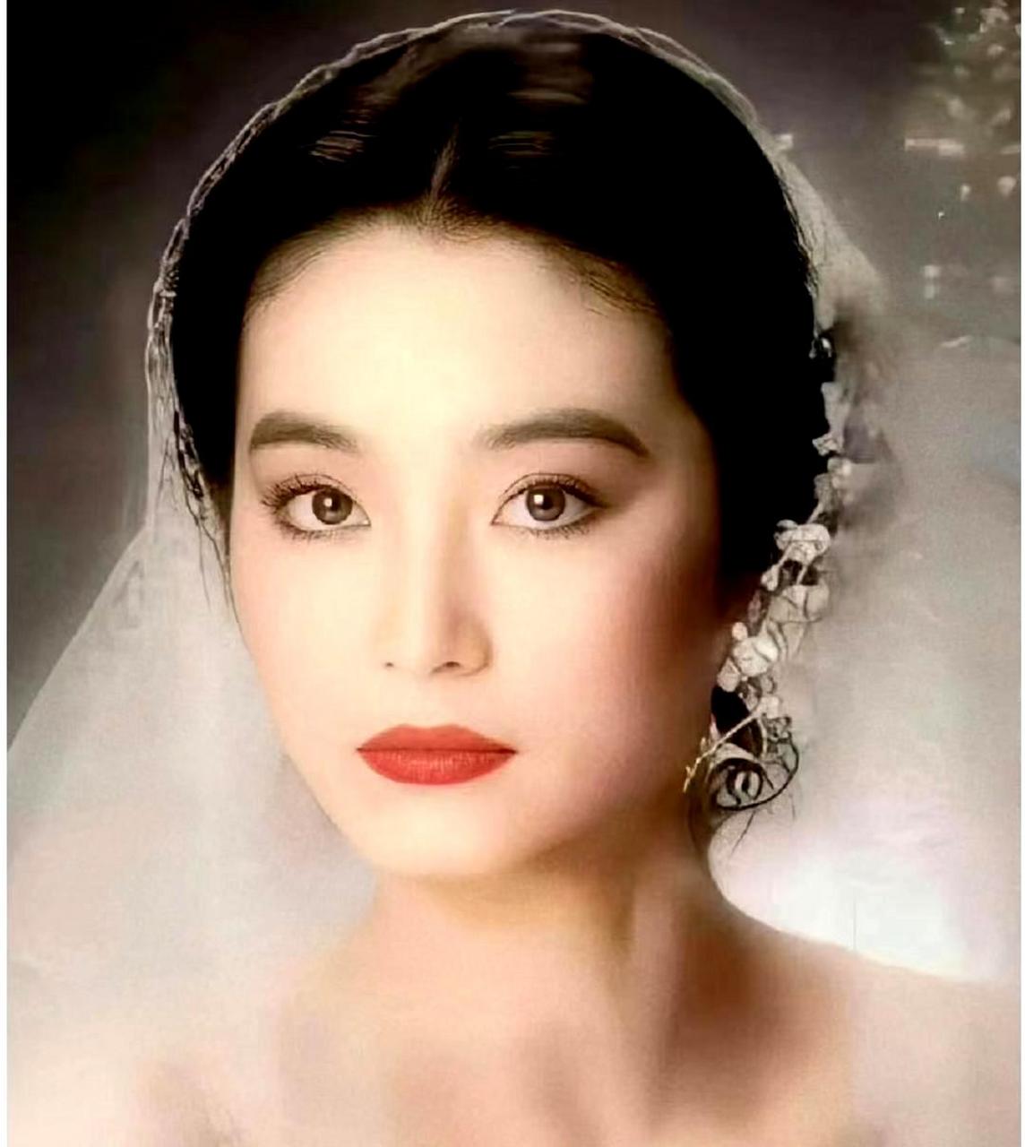 林青霞年轻时美得无人能及,五官精致,气质出众.