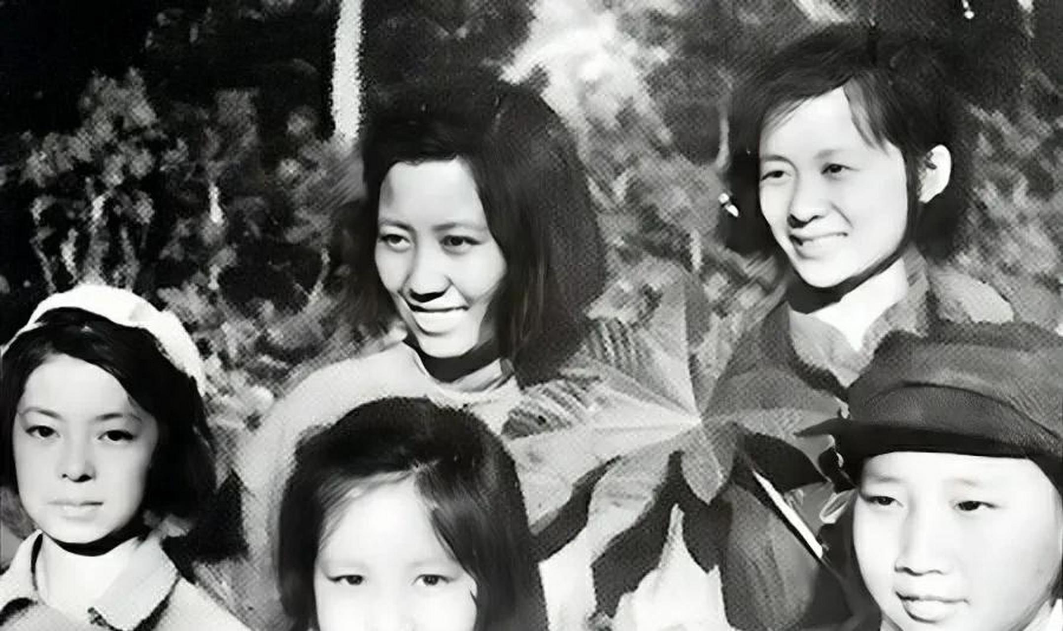 1947年夏,晋察冀军区新华广播电台播音员丁一岚(后排右),苏安(后排左)