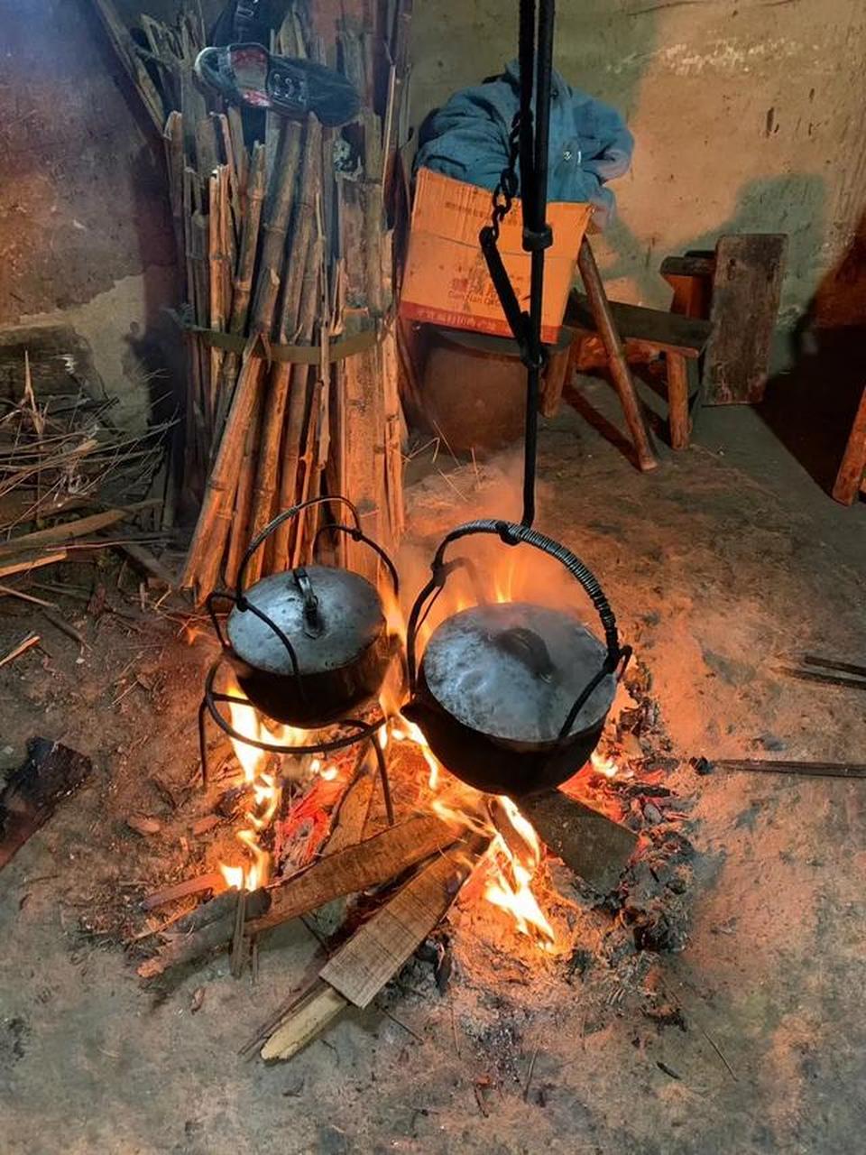 鼎罐炖鸡和鼎罐饭,山里人家的标配,电饭煲发明这么多年了,还是有些