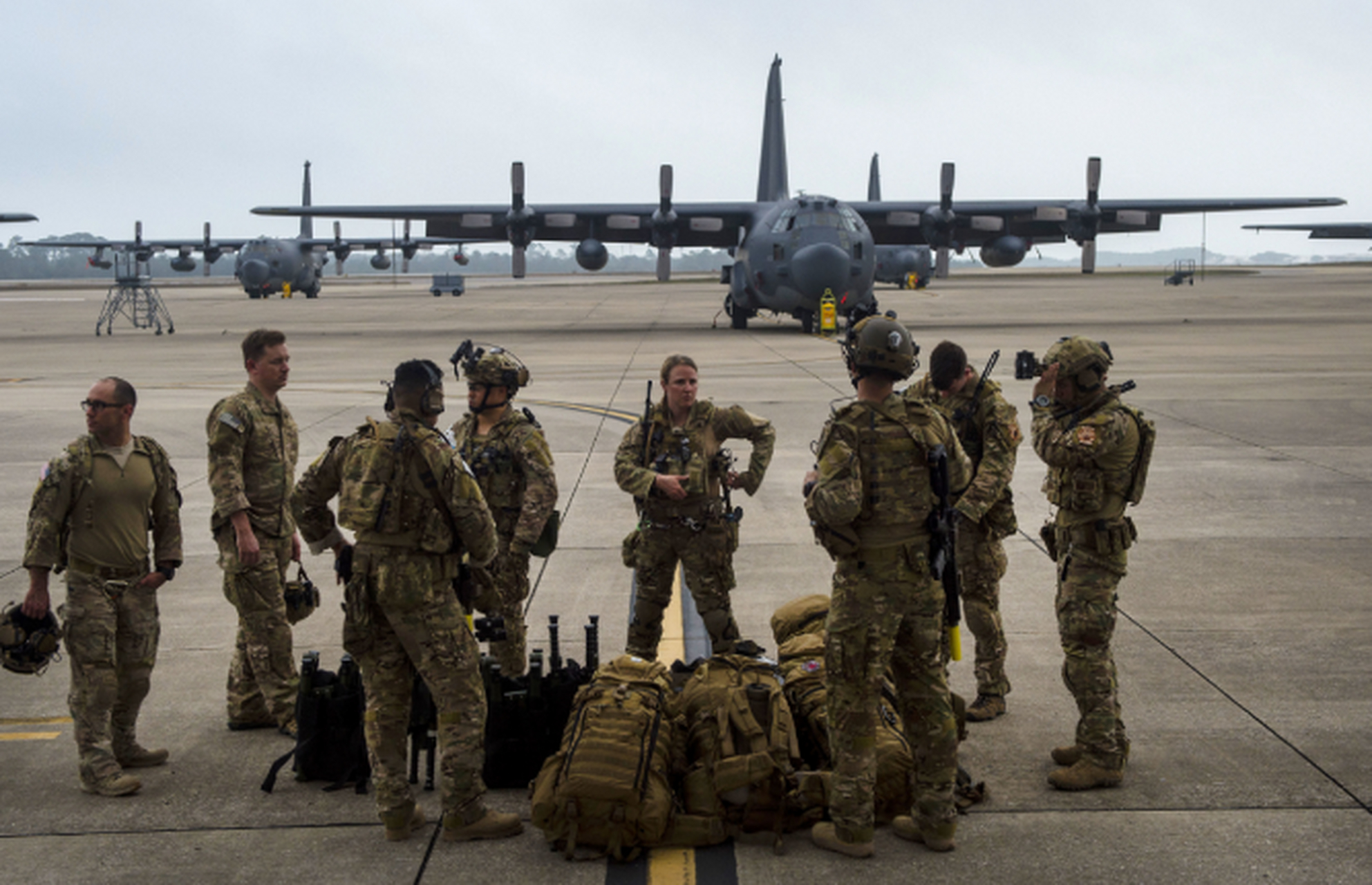 400枚导弹售台,200美军驻台,李显龙发的直白警告,拜登选择无视.