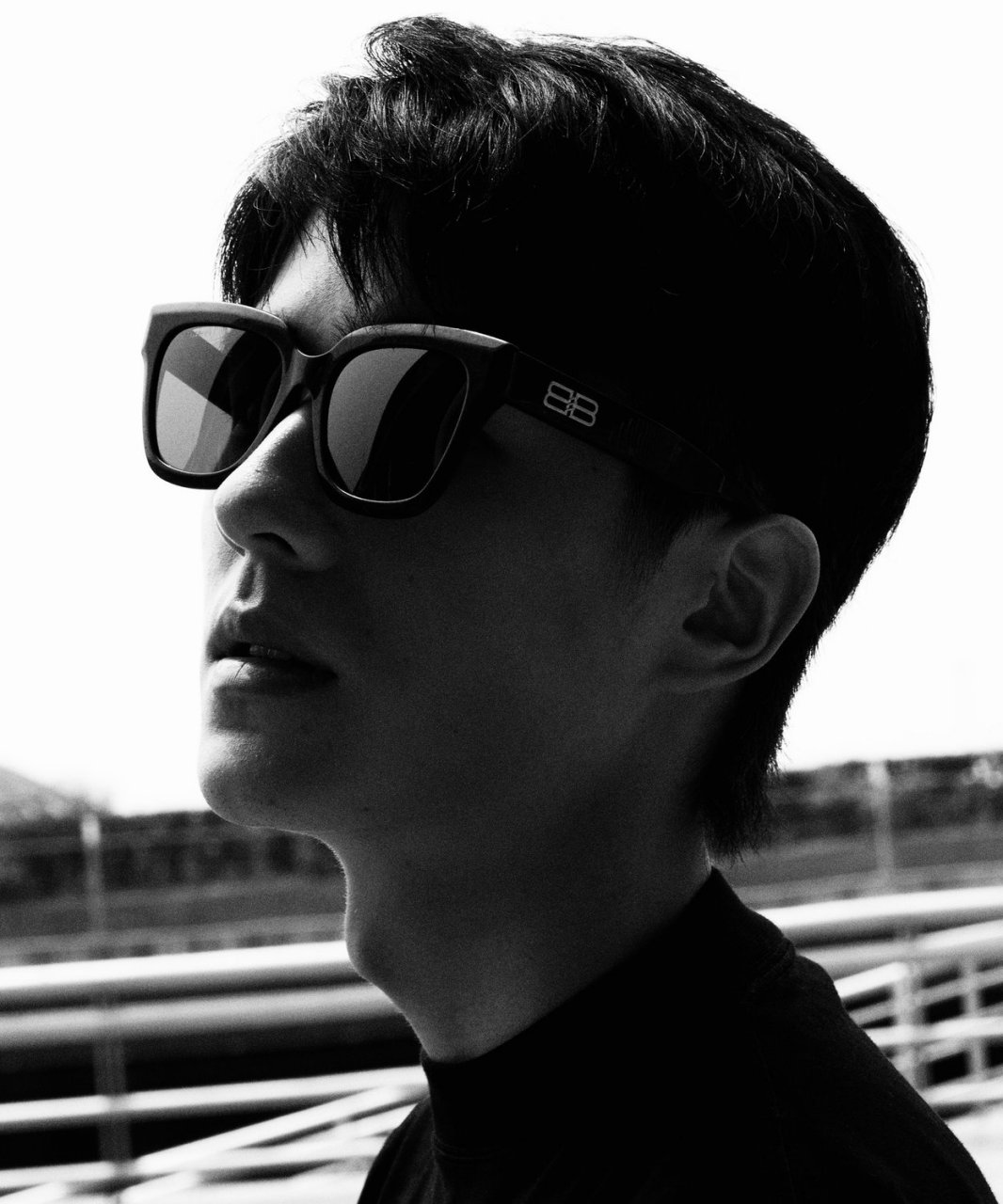 刘昊然turbo 今日现身机场,一身巴黎世家全黑色搭配,帅气与酷感并存