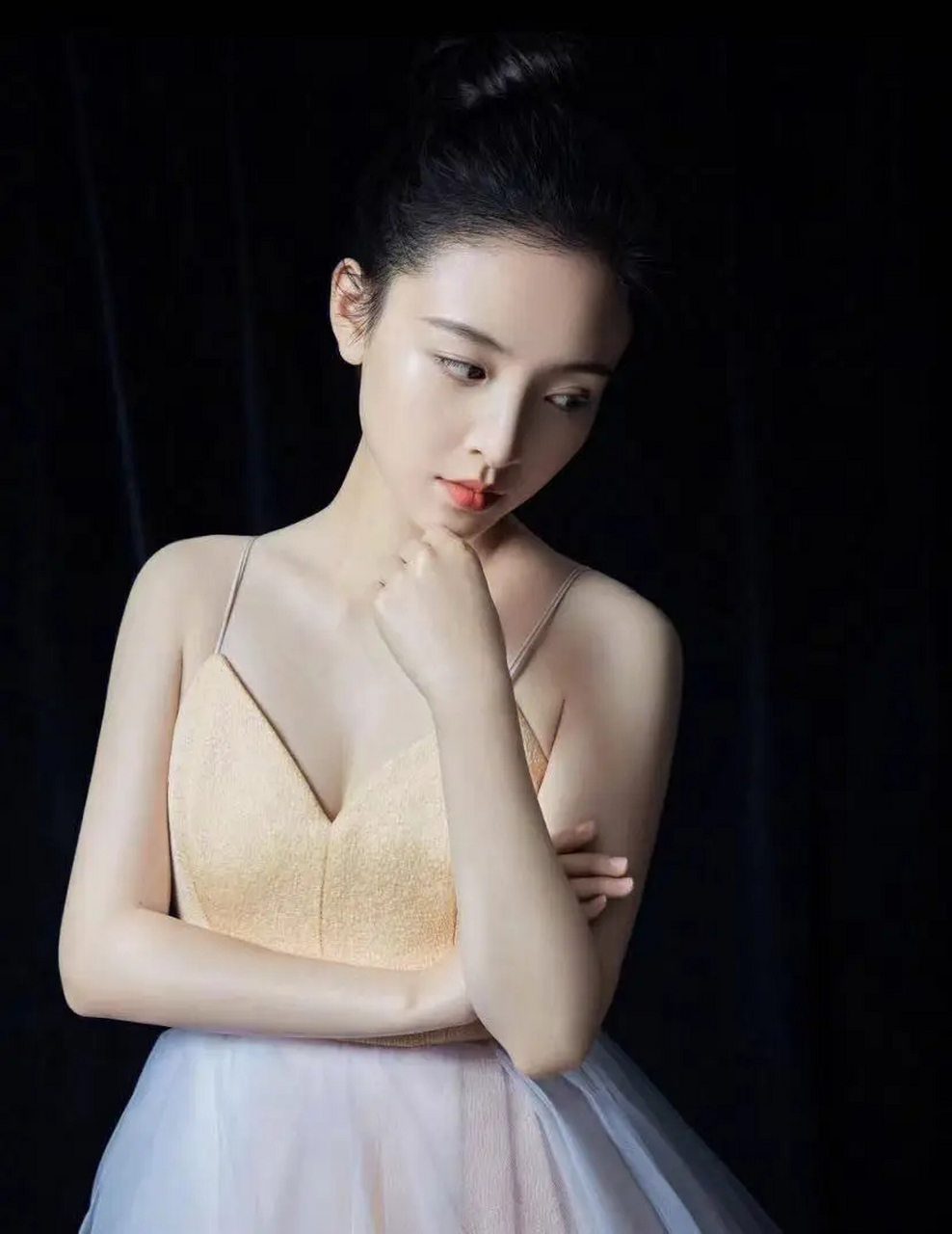 吴倩结婚,离婚后,性情完全大变,现在基本不玩任何社交媒体,看到任何