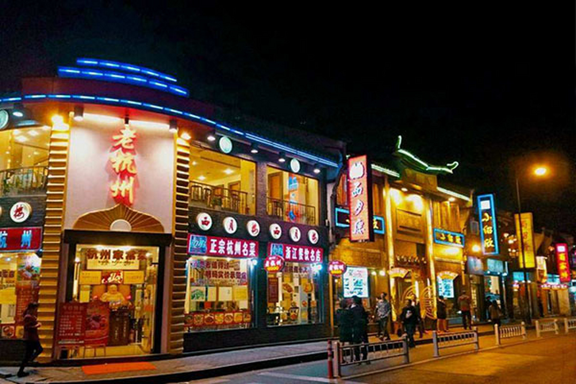 杭州十大美食街,外地游客最爱来这里: 1,杭州河坊街 2,惠心路吴山夜市