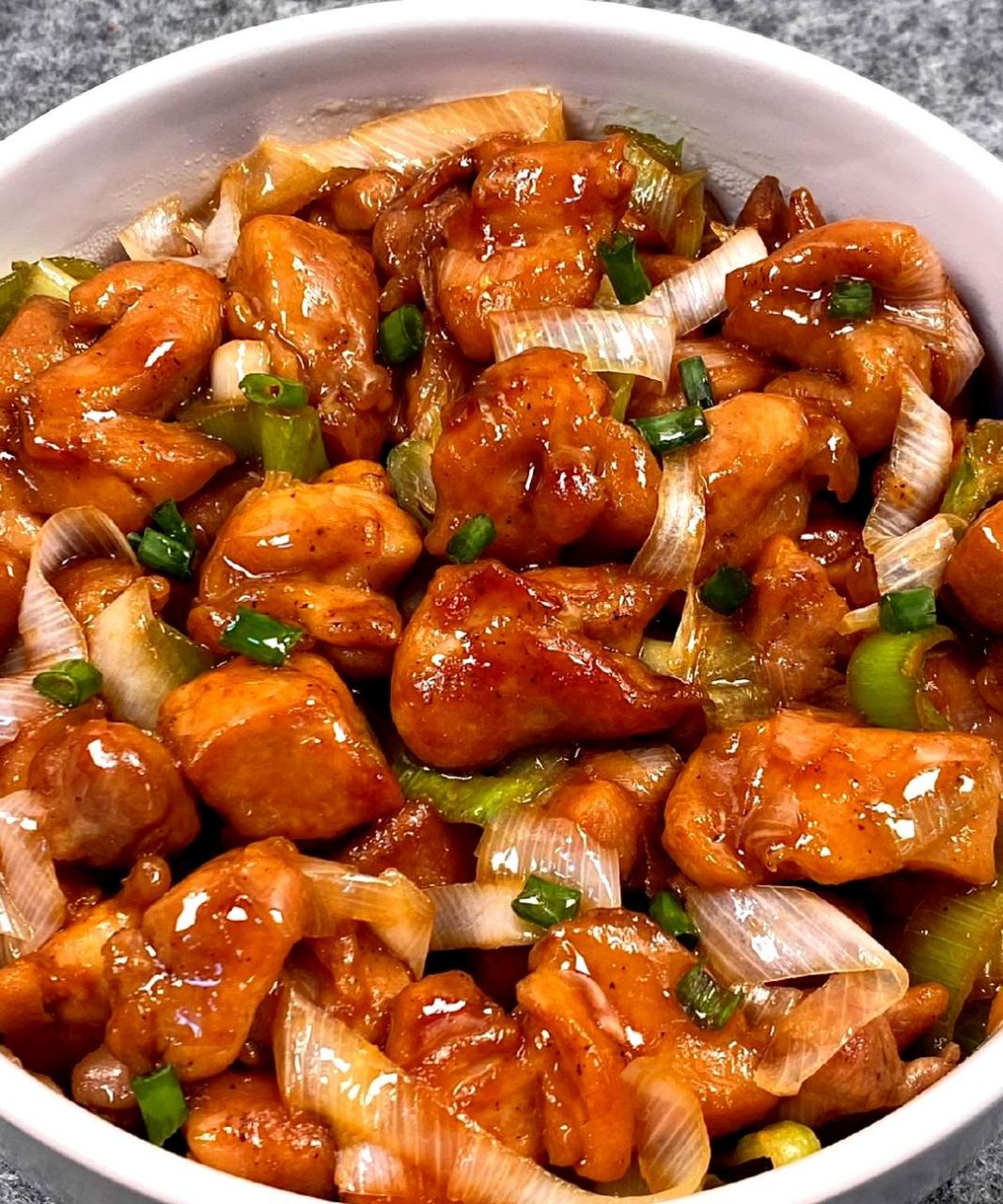 一定要尝试这道农家葱烧鸡,鸡腿肉鲜嫩,大葱香味浓郁,非常适合搭配