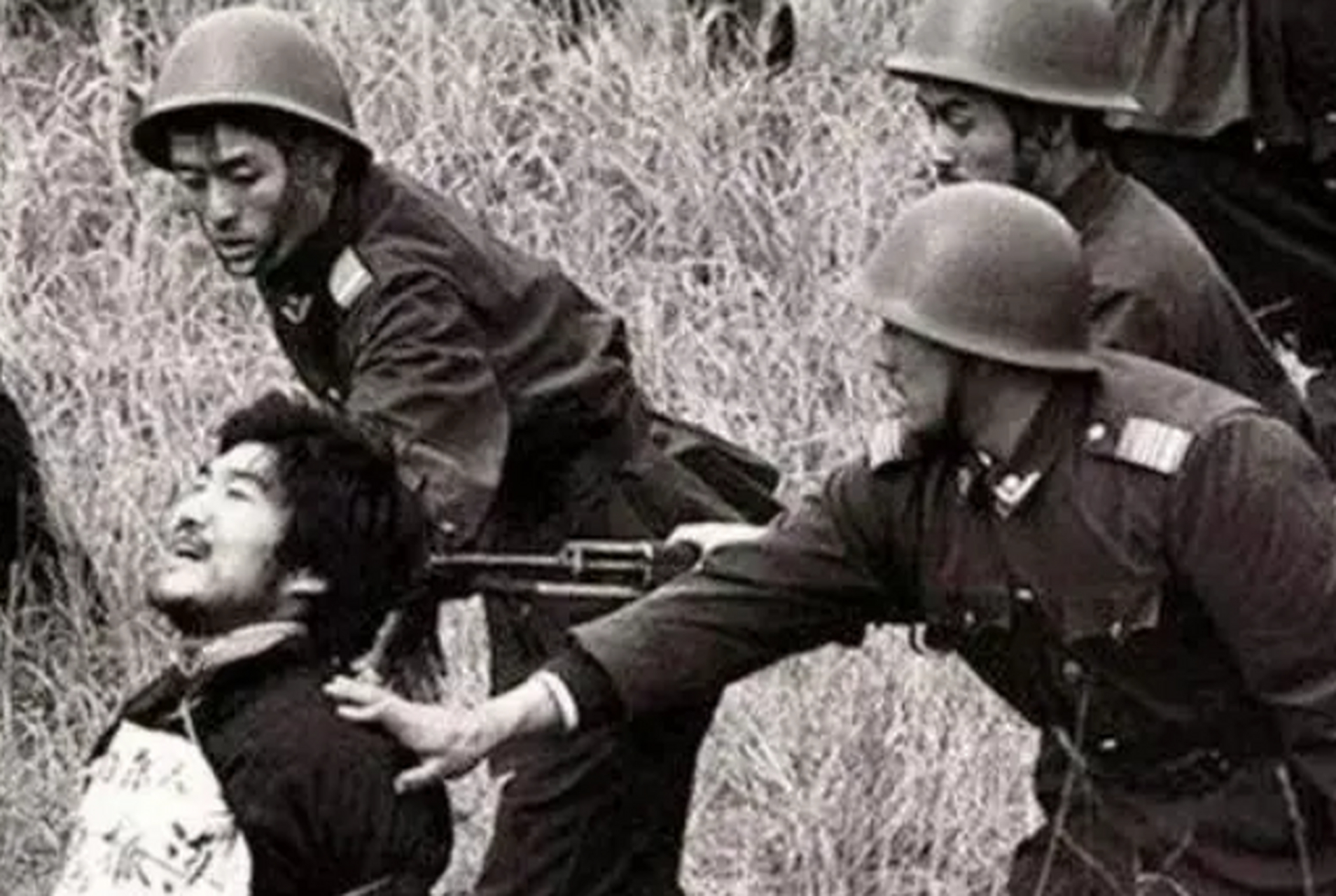 历史老照片:1983年严打时枪毙死刑犯现场罕见照片
