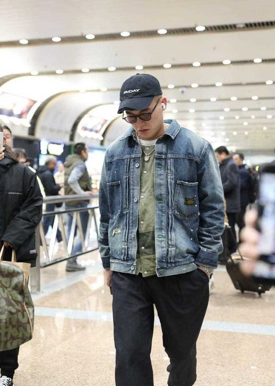 对于搭配可以看看欧豪这身,内搭军[色] 绿色无领衬衫