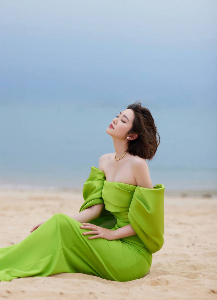 唐艺昕三亚海边拍绝美写真 穿绿色抹胸裙身材性感  4月15日,唐艺昕在