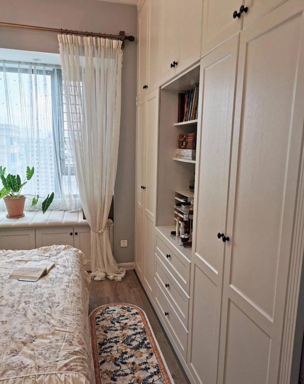 [饺子]概况: 主卧面积:13平 4平主卫 1.6平小衣帽间 床尾衣柜:长2.