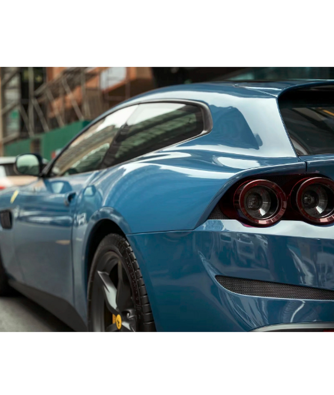 瞧,这就是ferrari gtc4 lusso改色后的公式照!