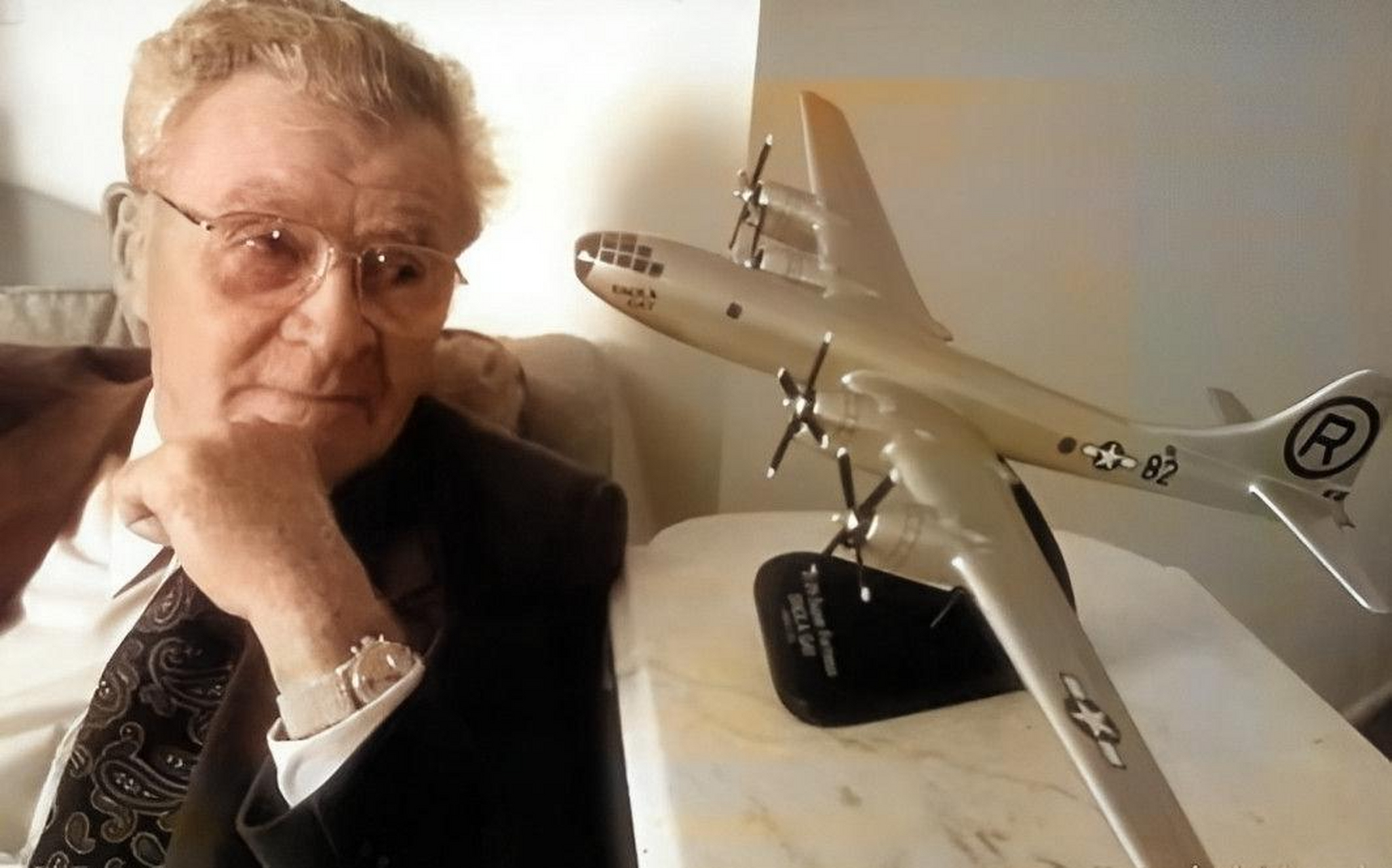 保罗·蒂贝茨在45秒内杀死了14万日本人,1945年8月6日,他乘坐b-29轰炸