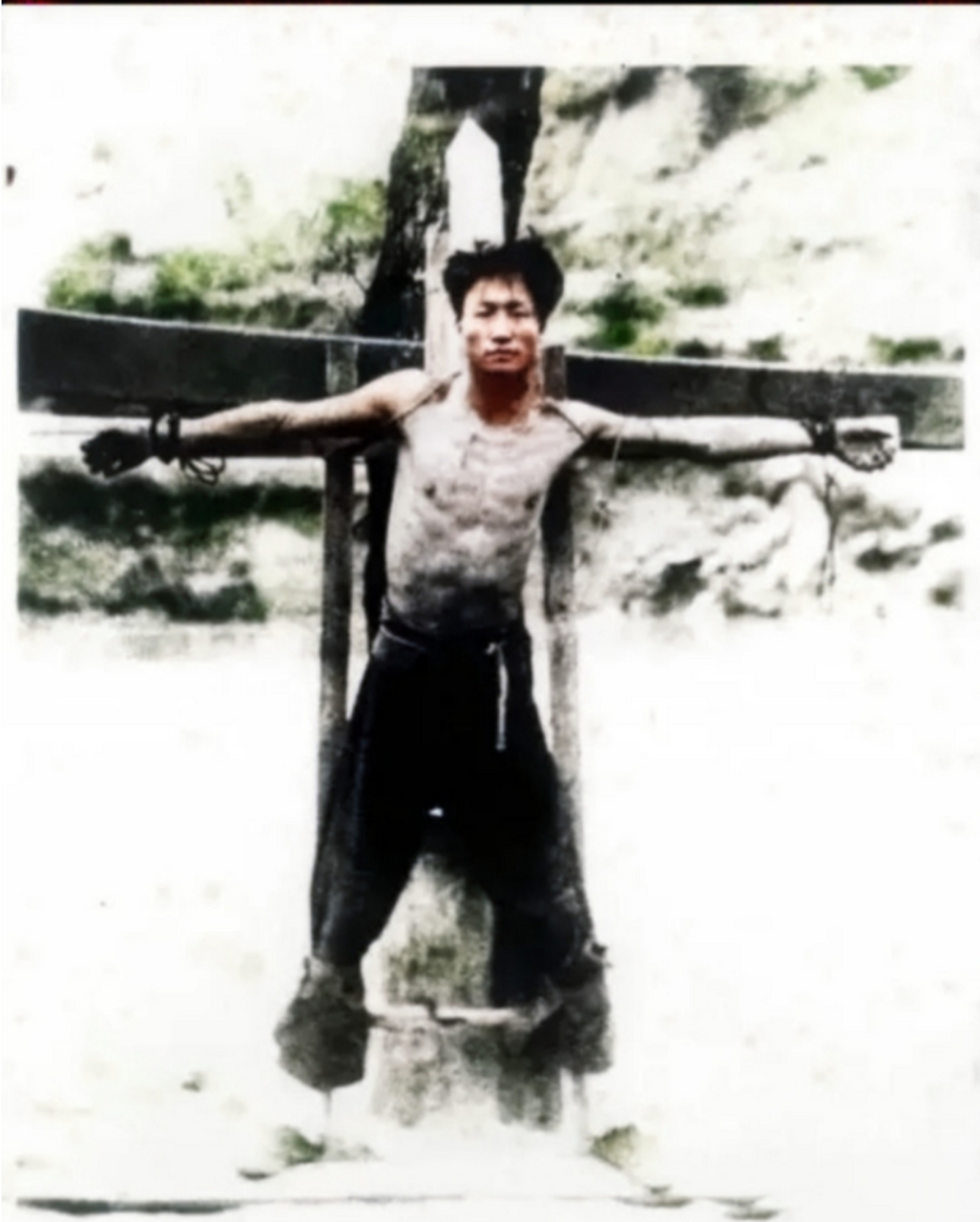 这位呈十字形绑在柱子上的英雄名叫凌福顺,这是他就义前最后留给世人