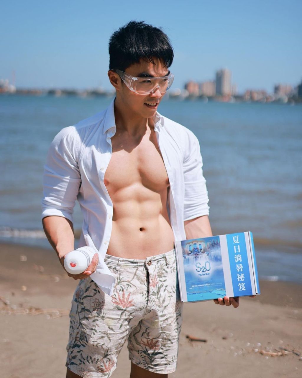 肌肉型男# #肌肉男# 穿白衬衣的靓仔