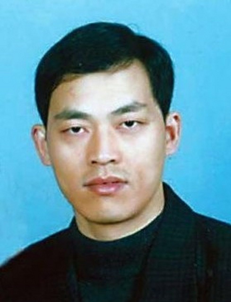 2003年,悍匪谢先荣被击毙后的情景,当时在湖北潜江,谢先荣持枪准备
