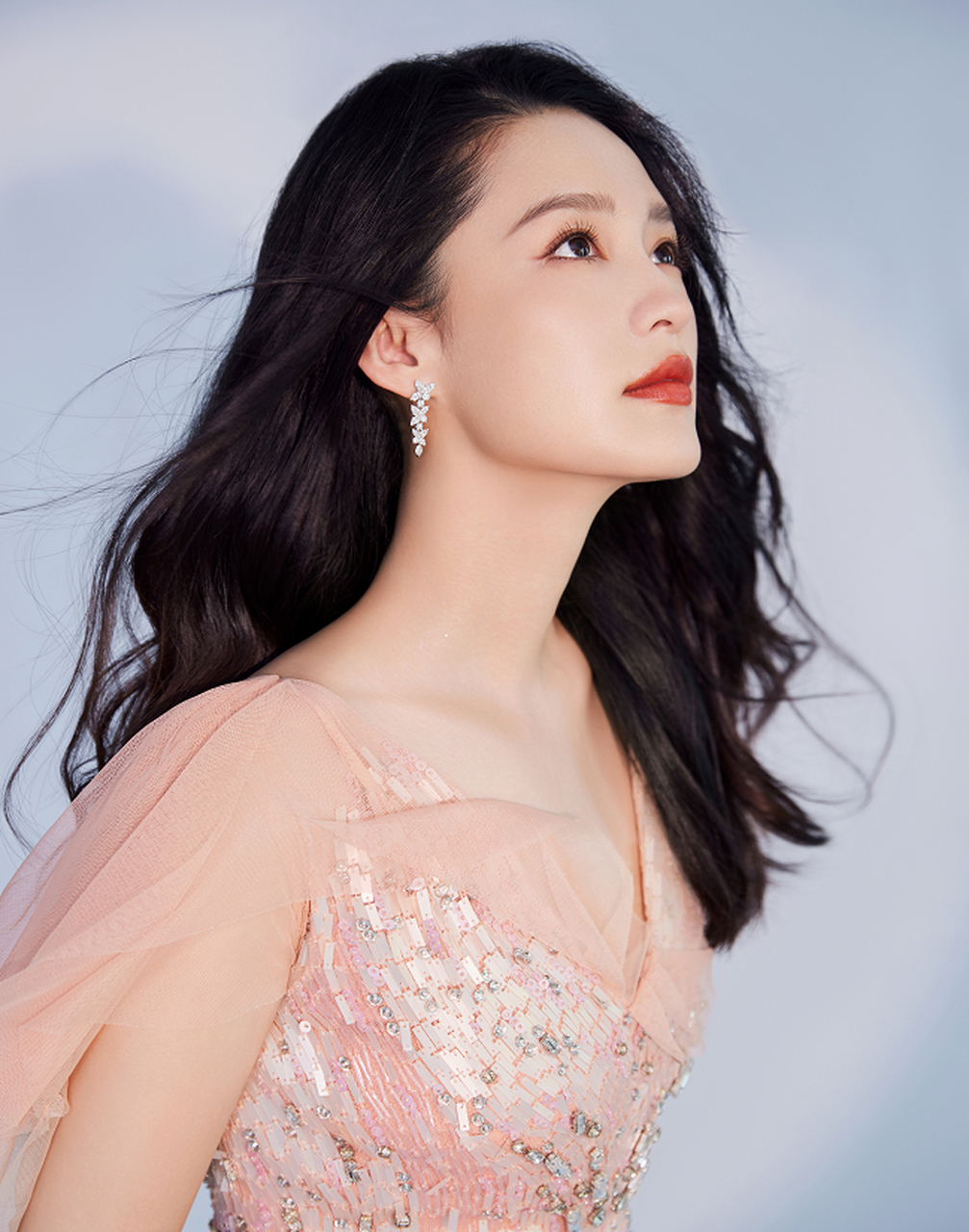 今年中秋,女星在妆容上都很看重,李沁的这套礼服你觉得是什么水平?