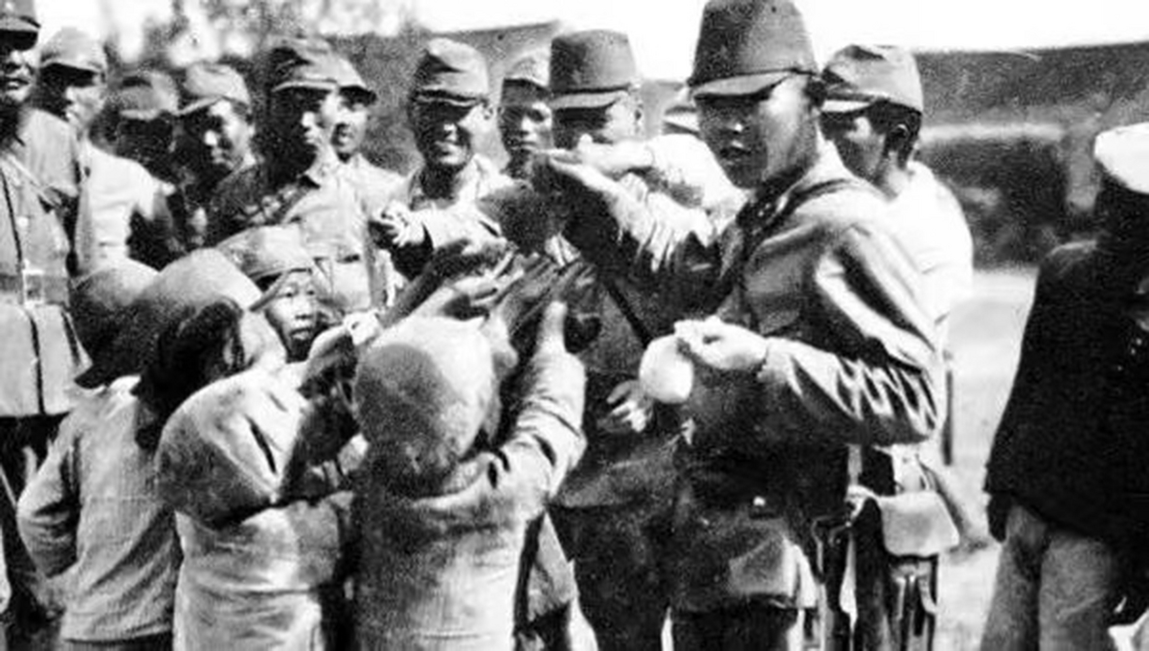 1939年,虚伪的日军向中国的孩子们分发糖果.