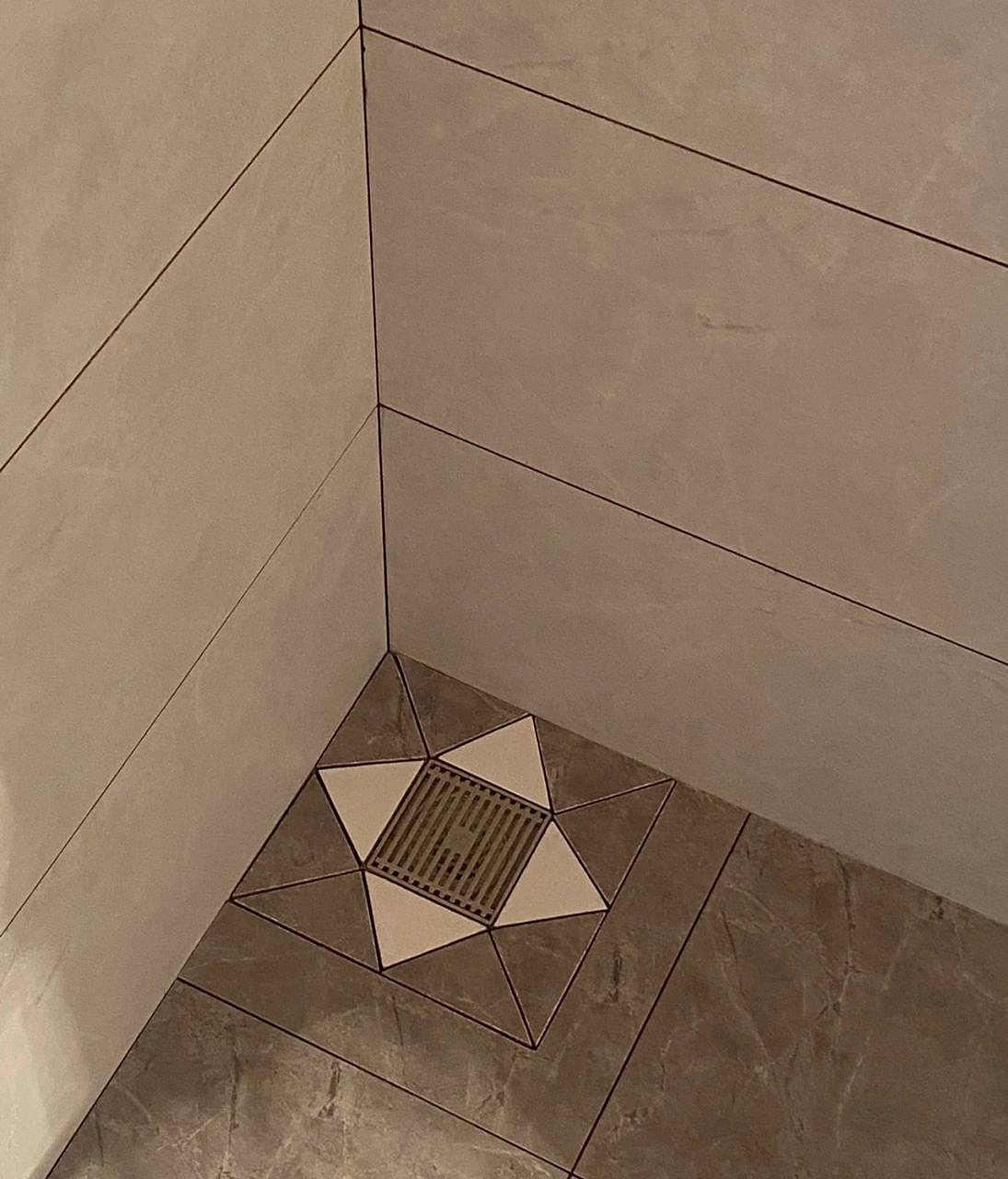 瓷砖终于贴完了,瓦工师傅做的地漏我非常满意,验收后额外给他发了200