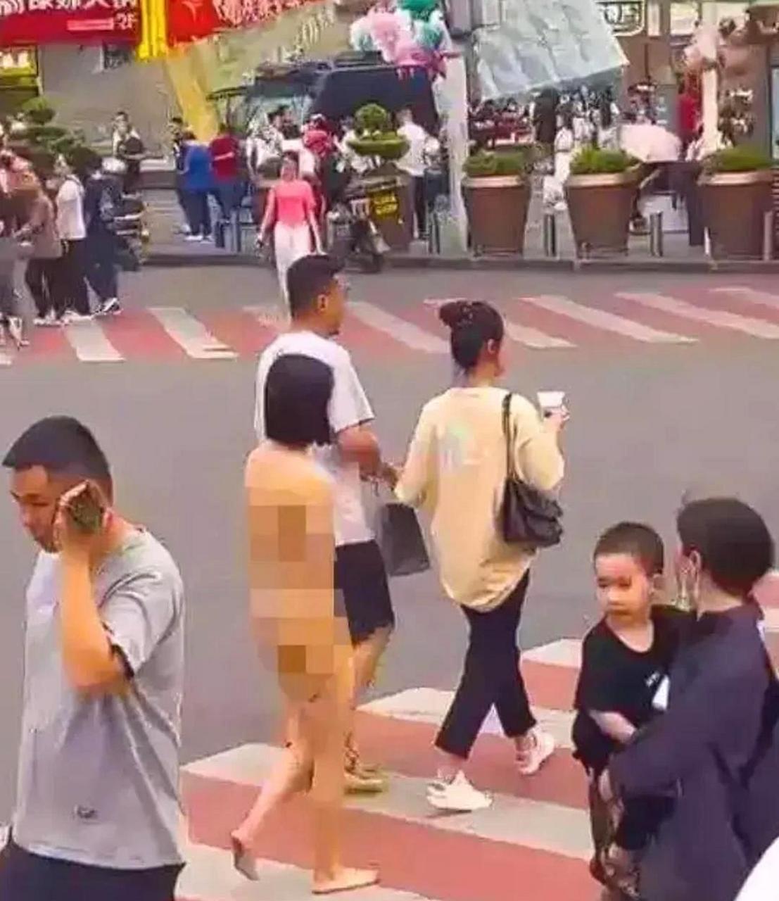 最近,在长沙五一广场上,一名女子赤裸着身体出现在街头.