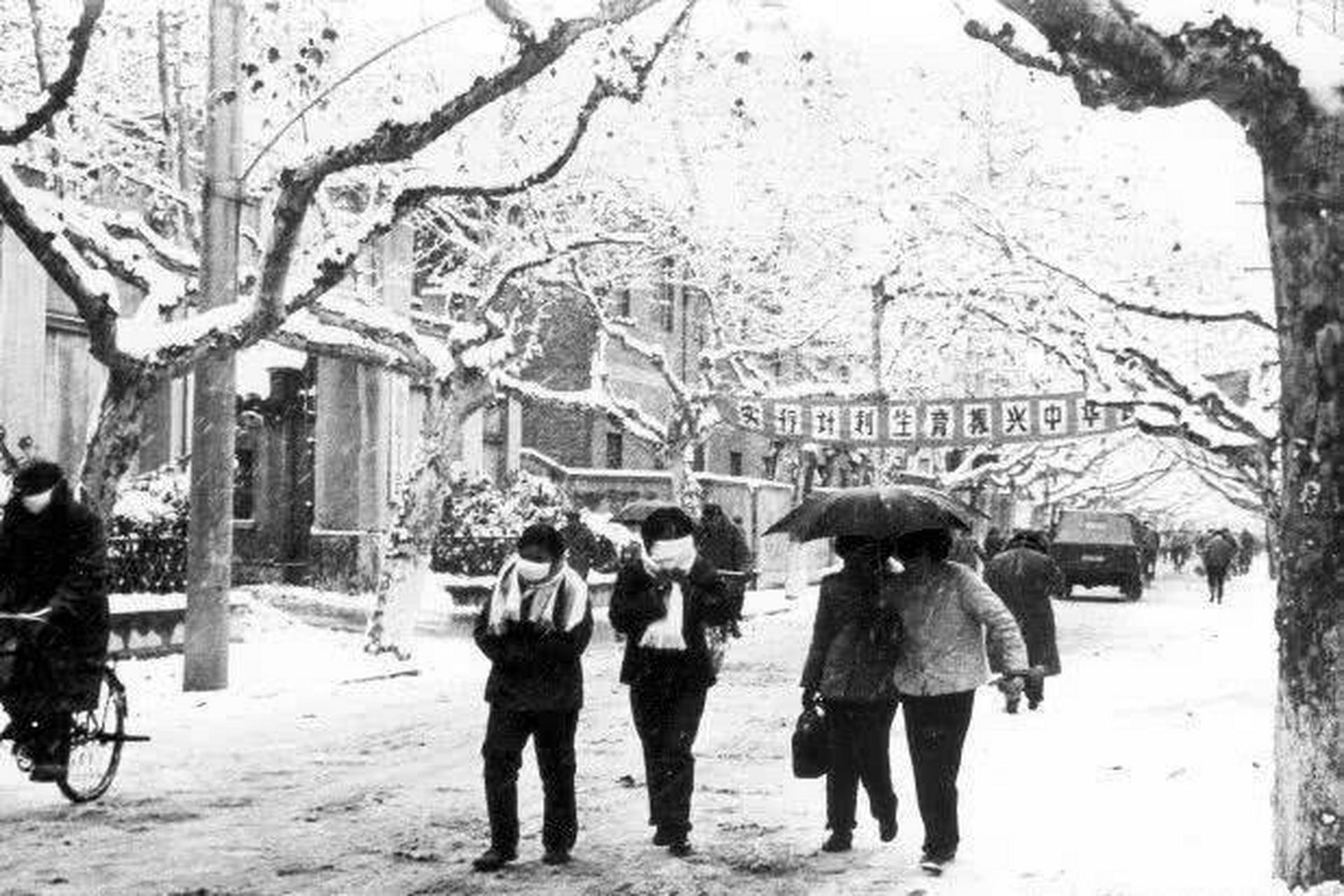 80年代淮安老照片:西大街,专科学校,水门桥,大转盘,电影院