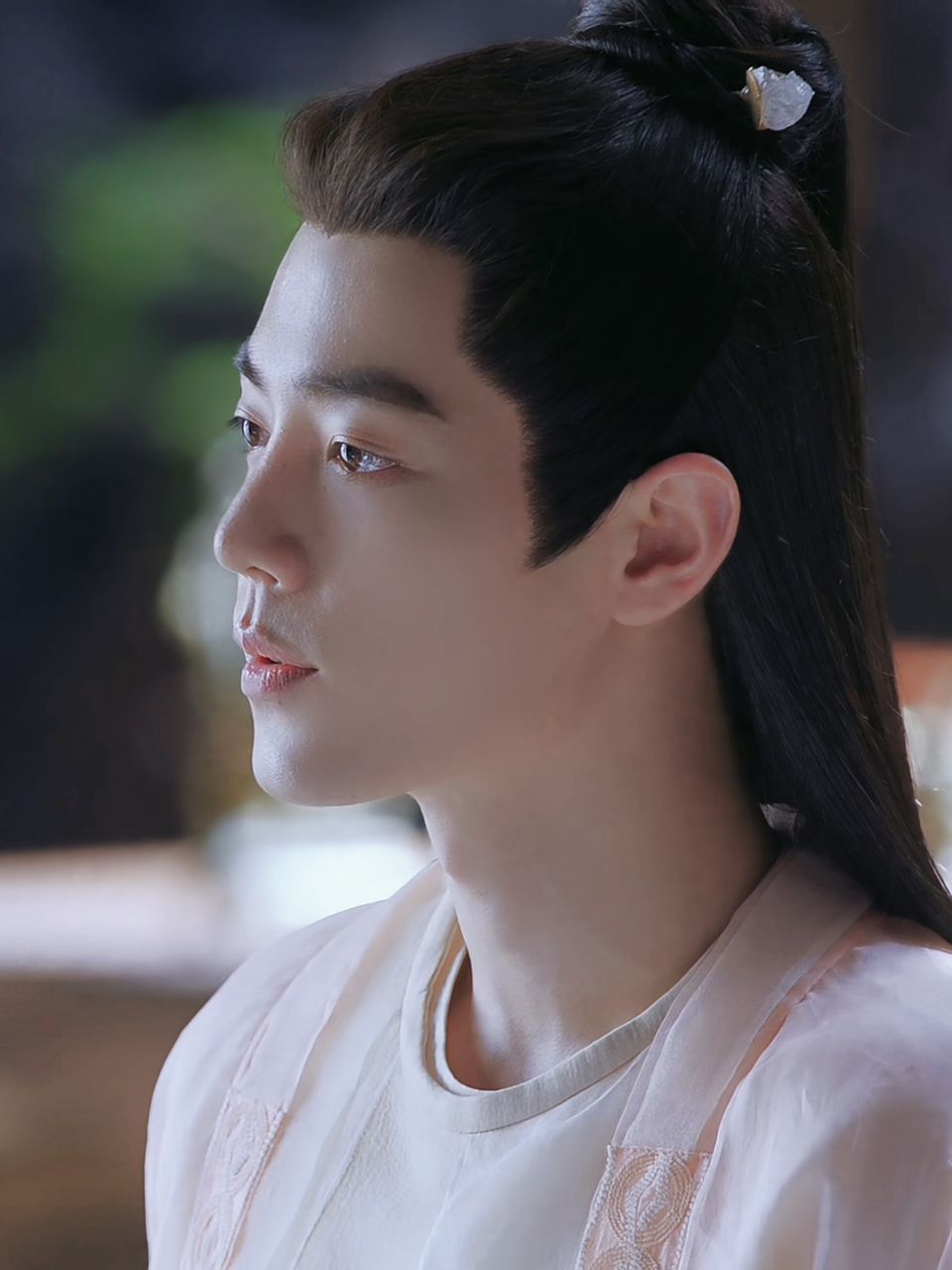 正在收集一些时影的剧照,发现这身扶光色的衣服是"圆领袍"的设计,就去