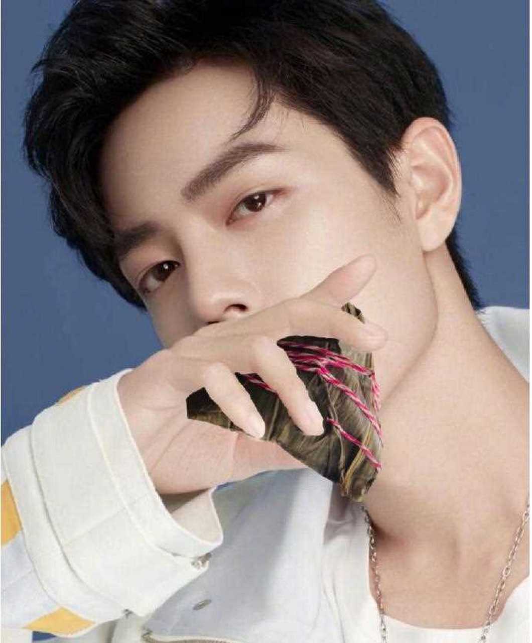 肖战端午问候  手持粽子笑容露齿,还是那个可爱帅气的他!