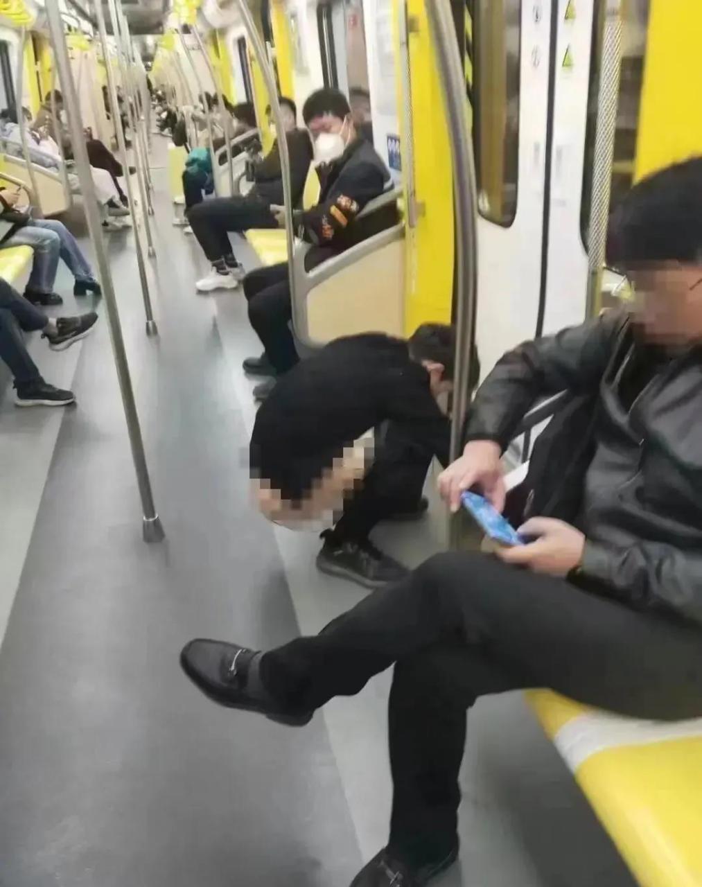 车厢里面的人纷纷躲避,有一男子直接被熏得当场呕吐,一边是下泄,一边