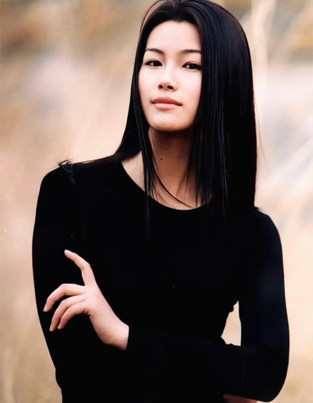 ,出生于中国贵州贵阳,毕业于重庆大学,中国内地女