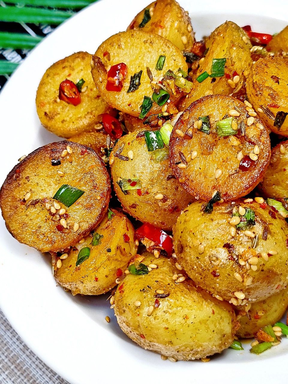 外焦里糯的香辣小土豆,好吃到破防了 小土豆这么做巨解馋,外皮焦香