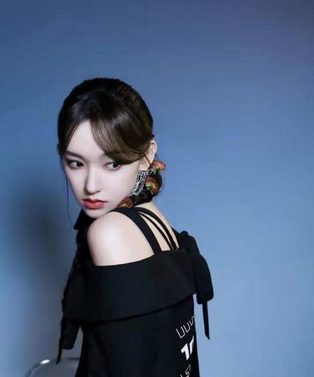 程潇吊带黑色短裤性感写真