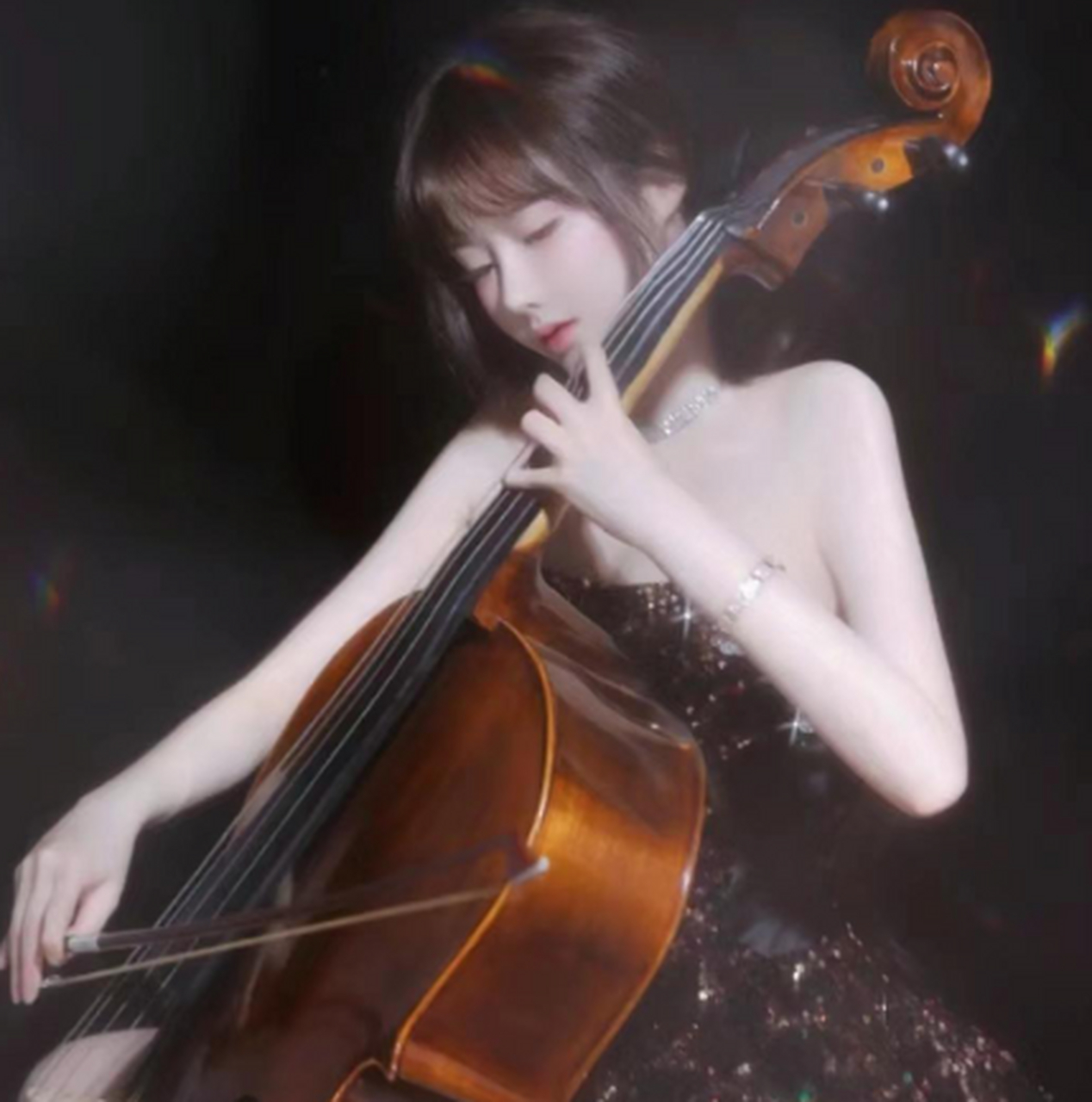 #养眼美女# 拉大提琴的多才少女