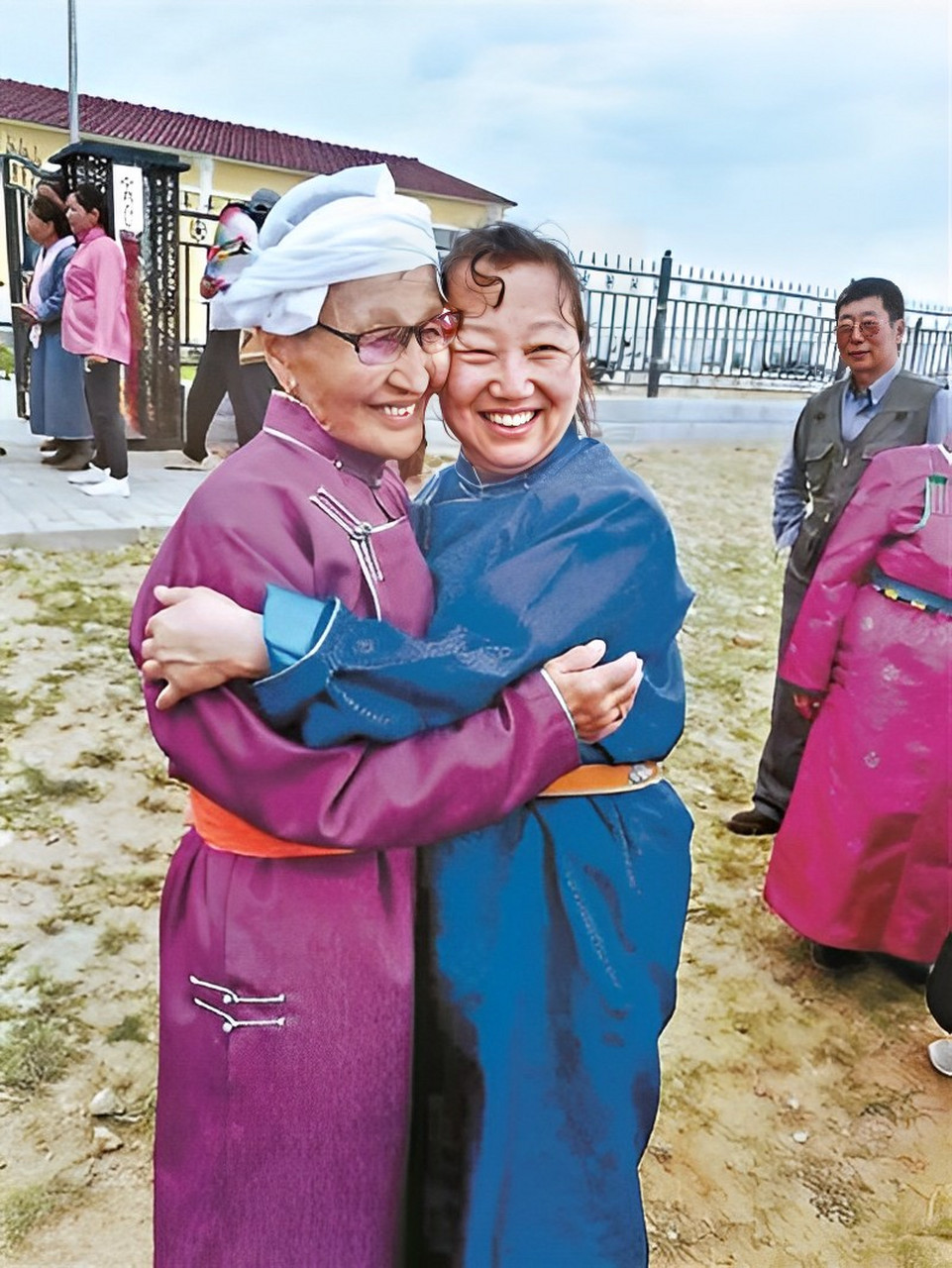 1978年,周秉建和拉苏荣确定恋情后,邓颖超知道后:我想见见他.