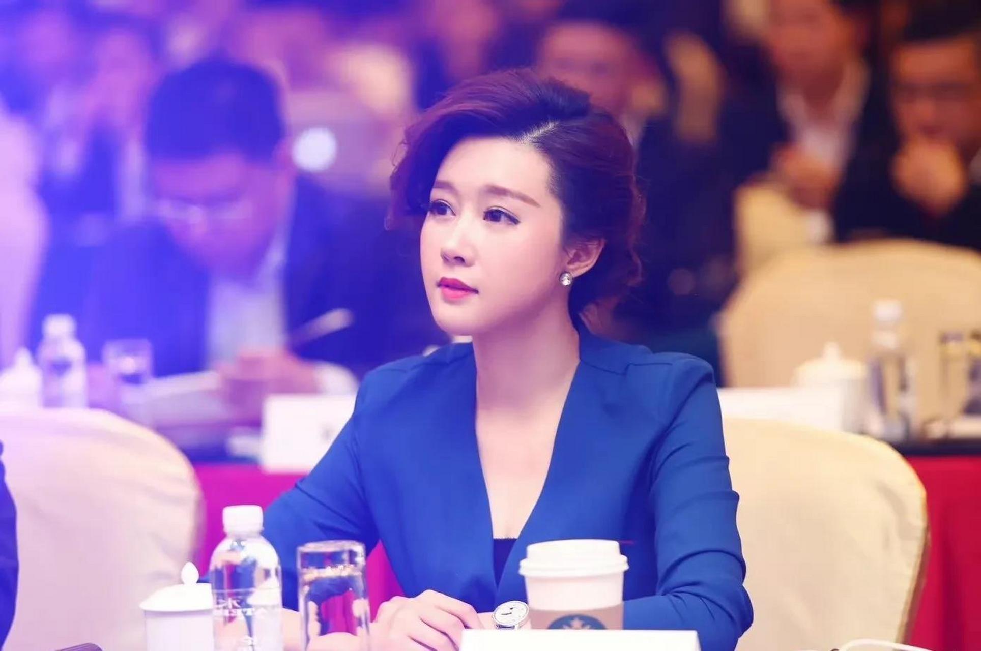 杉杉集团原掌门人郑永刚的遗孀,周婷,网名慰笛,杭州人,浙江大学新闻与