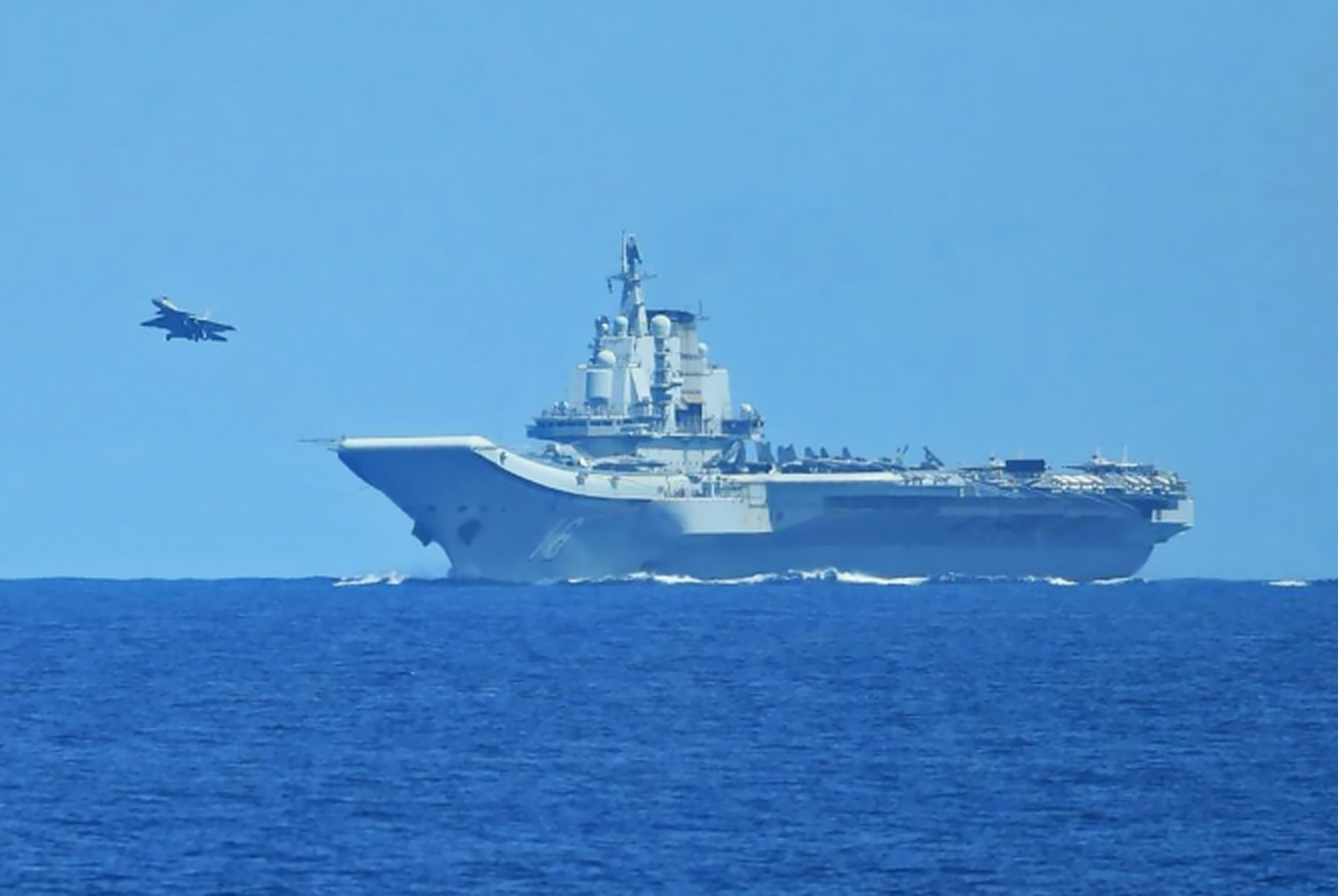 山东舰620架次舰载机起降,台军欲模拟饱和攻击,歼15可源头打击!