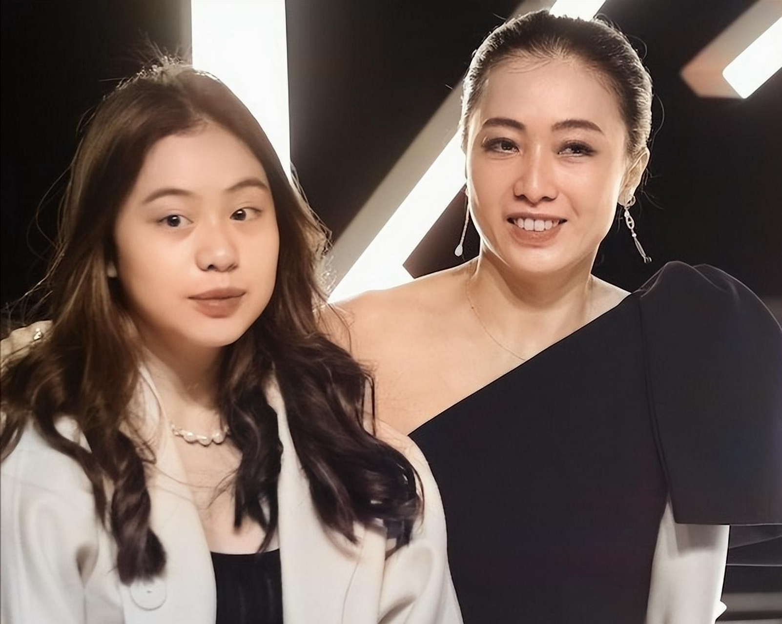 刘銮雄(大刘饰)的妻子甘比(陈凯韵饰)女儿的刘秀桦今年12岁,已经长成