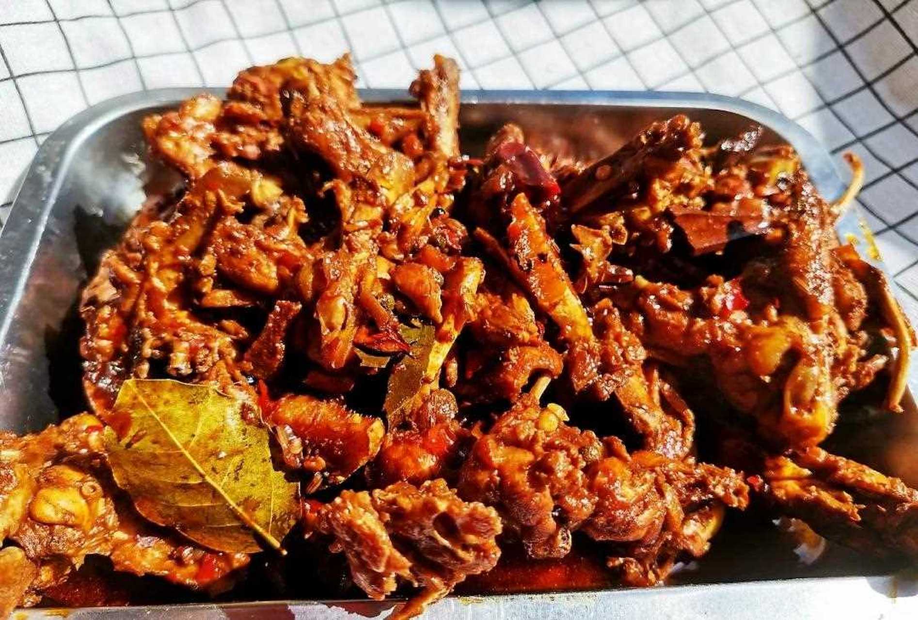 15元买的鸡锁骨,加入各种香料,用小火慢炖,做出香辣鸡锁骨,鲜香入味
