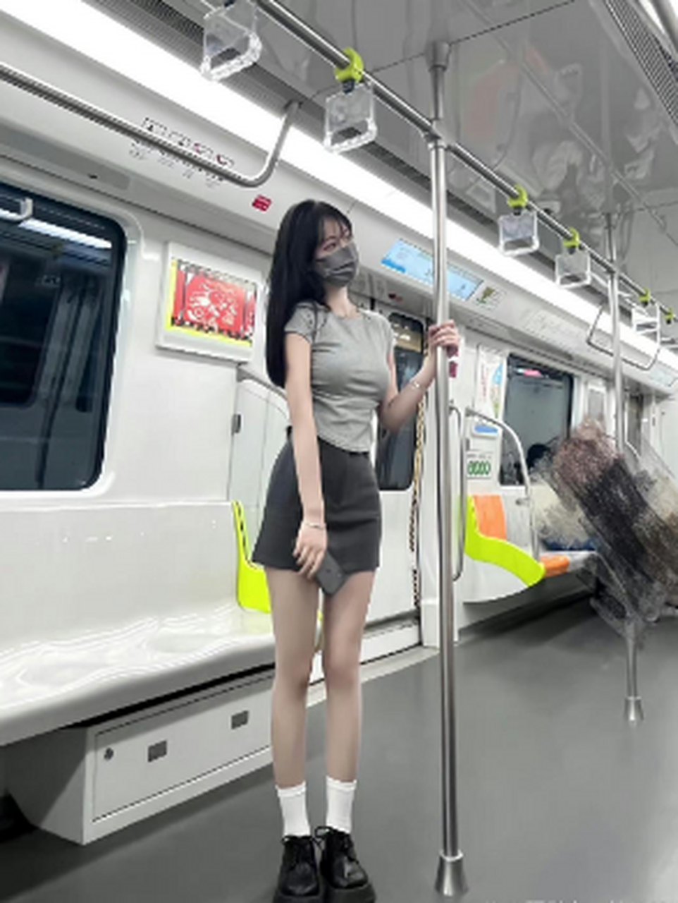 包臀裙和白丝加白袜子给人一种很清纯的感觉.