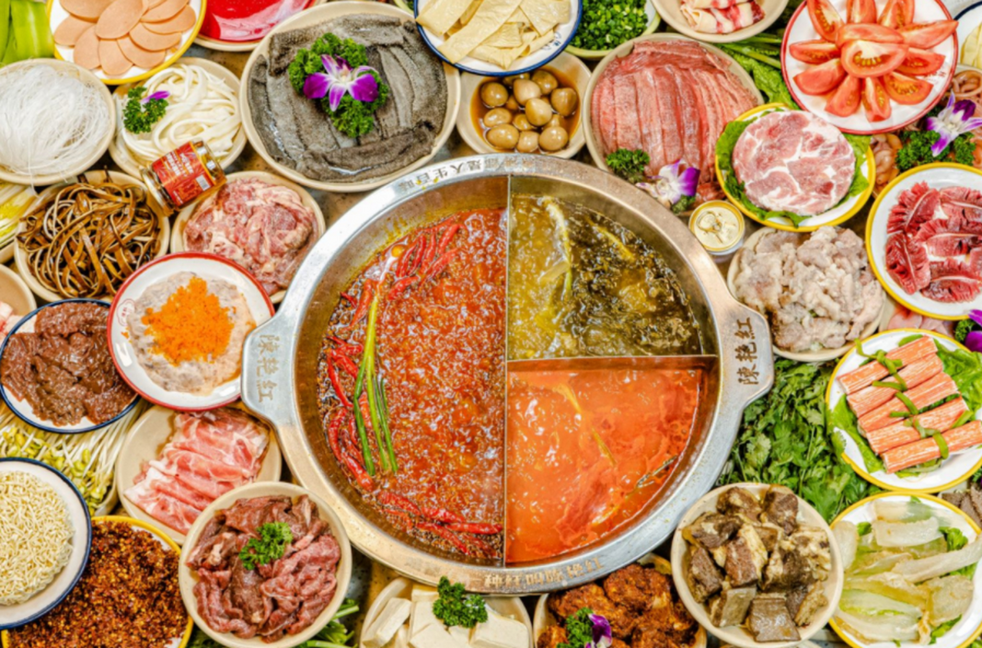 首先,火锅底料需煮沸,使其更加浓郁.