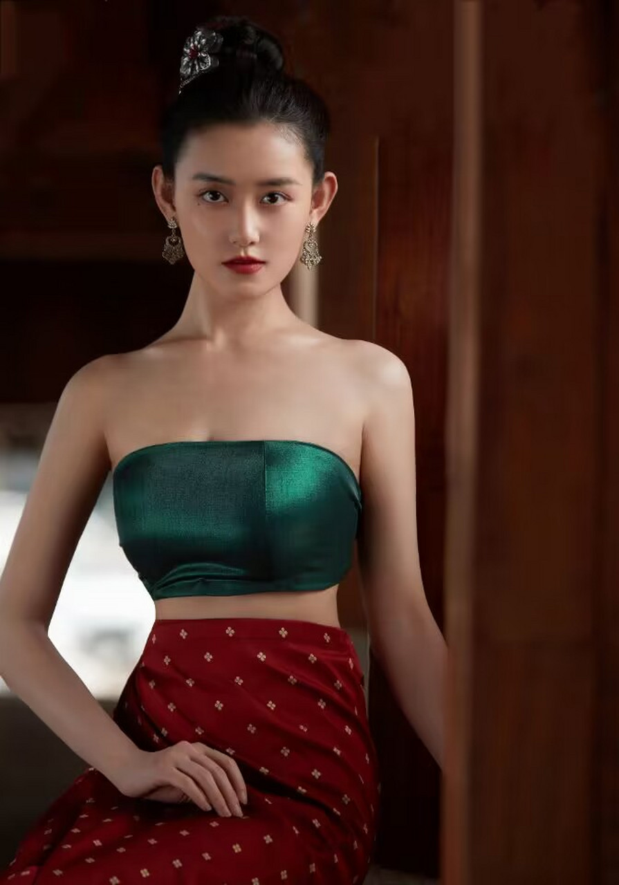 22岁的北京姑娘蒋依依,6岁踏入演艺圈,在《神雕侠侣》中饰演小郭芙