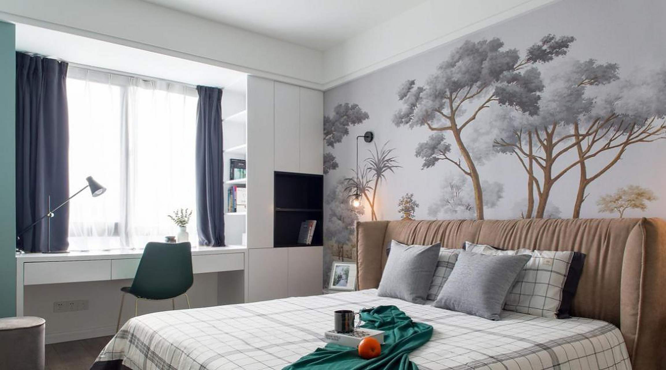 书桌飘窗 对于习惯在睡前读书,工作的屋主而言,卧室常常会备有一张