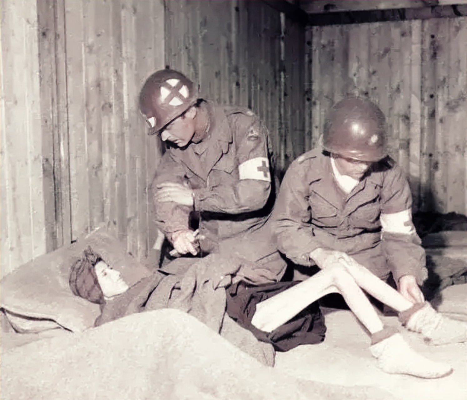 1945年,被盟军从集中营解救的女子照片,镜头中的她已经瘦得惨不忍睹